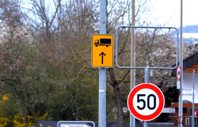 fehlendes Ortsschild foto stahlfeld