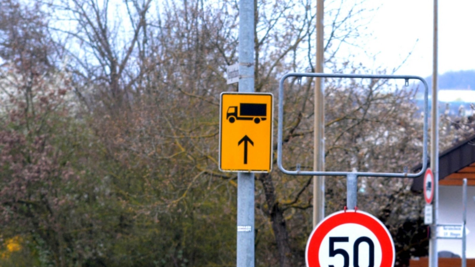 fehlendes Ortsschild foto stahlfeld