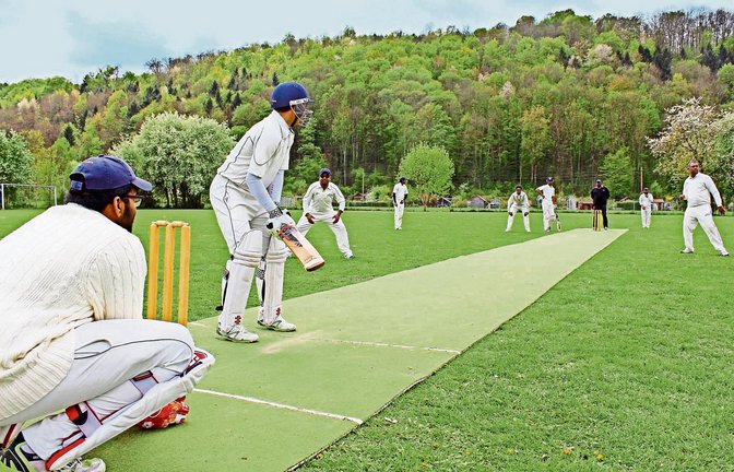 Gespielt wird in Weiß: Die Spieler des Stuttgart Cricket Vereins auf ihrem Heimspielplatz im Eberhard-Bauer-Stadion in Esslingen  Foto: Maier