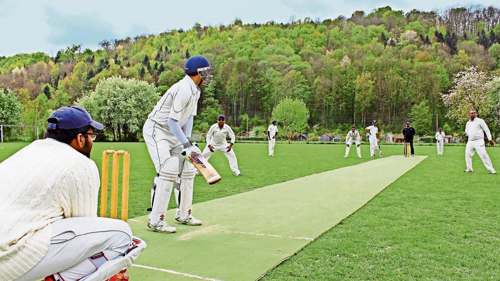 Gespielt wird in Weiß: Die Spieler des Stuttgart Cricket Vereins auf ihrem Heimspielplatz im Eberhard-Bauer-Stadion in Esslingen Foto: Maier Gespielt wird in Weiß: Die Spieler des Stuttgart Cricket Vereins auf ihrem Heimspielplatz im Eberhard-Bauer-Stadion in Esslingen Foto: Maier
