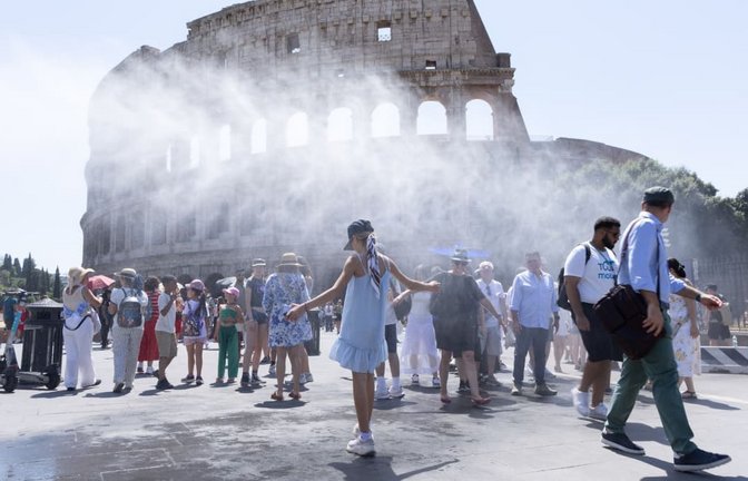 Touristen in Rom: So heiß war es in Italien seit dem Sommer im Jahr 1950 nicht mehr.<span class='image-autor'>Matteo Nardone/IPA via ZUMA Press/dpa</span>