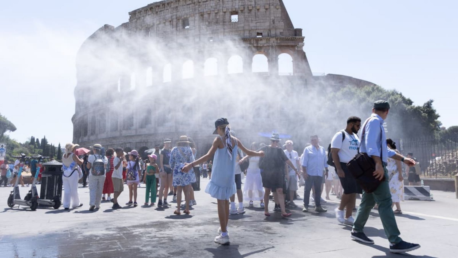 Touristen in Rom: So heiß war es in Italien seit dem Sommer im Jahr 1950 nicht mehr.Matteo Nardone/IPA via ZUMA Press/dpa Touristen in Rom: So heiß war es in Italien seit dem Sommer im Jahr 1950 nicht mehr.Matteo Nardone/IPA via ZUMA Press/dpa