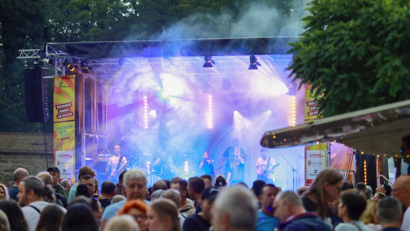 Betrieb auf und vor der Bühne: die Schlossnächte in Sachsenheim. Foto: Stadt Sachsenheim Betrieb auf und vor der Bühne: die Schlossnächte in Sachsenheim. Foto: Stadt Sachsenheim
