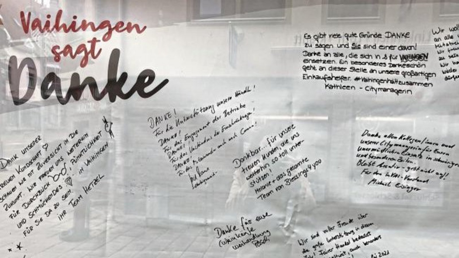 „Vaihingen sagt Danke“: Im Schaufenster der Stuttgarter Straße 38 finden sich Danke-Botschaften von den Geschäften, der Stadt und Oberbürgermeister Gerd Maisch für die Treue und die Unterstützung, die die Kunden den Geschäften entgegen bringen. Gleichzeit „Vaihingen sagt Danke“: Im Schaufenster der Stuttgarter Straße 38 finden sich Danke-Botschaften von den Geschäften, der Stadt und Oberbürgermeister Gerd Maisch für die Treue und die Unterstützung, die die Kunden den Geschäften entgegen bringen. Gleichzeit