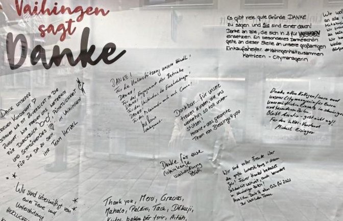 „Vaihingen sagt Danke“: Im Schaufenster der Stuttgarter Straße 38 finden sich Danke-Botschaften von den Geschäften, der Stadt und Oberbürgermeister Gerd Maisch für die Treue und die Unterstützung, die die Kunden den Geschäften entgegen bringen. Gleichzeit