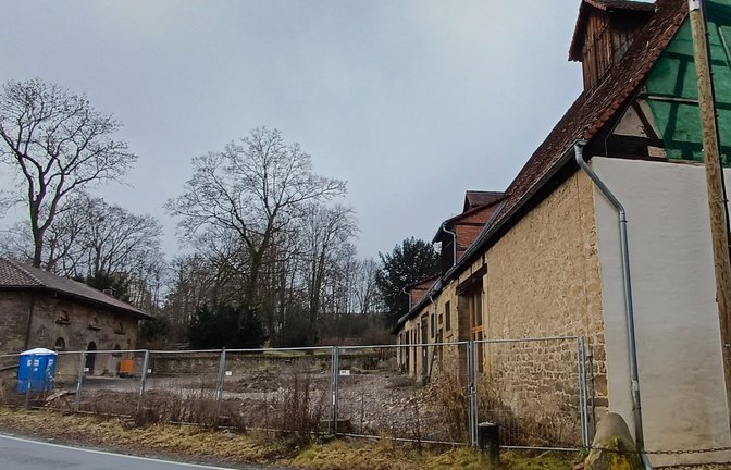 Das denkmalgeschützte Ensemble beim Hochdorfer Schloss soll unter anderem für Eventflächen und Seminarräume umgebaut werden. Zwischen den Gebäuden ist ein unterirdischer Neubau vorgesehen.  <span class='image-autor'>Foto: Rücker</span>