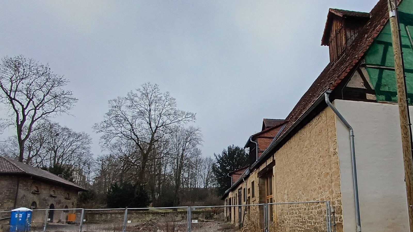 Das denkmalgeschützte Ensemble beim Hochdorfer Schloss soll unter anderem für Eventflächen und Seminarräume umgebaut werden. Zwischen den Gebäuden ist ein unterirdischer Neubau vorgesehen. Foto: Rücker Das denkmalgeschützte Ensemble beim Hochdorfer Schloss soll unter anderem für Eventflächen und Seminarräume umgebaut werden. Zwischen den Gebäuden ist ein unterirdischer Neubau vorgesehen. Foto: Rücker