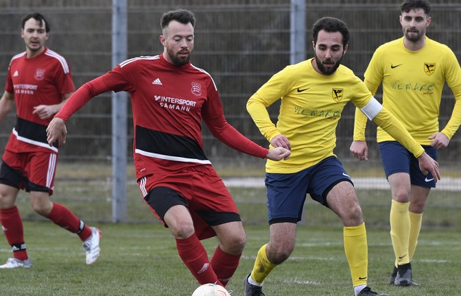 Jakob Nabrotzki (links) und der TSV Großglattbach können ihre Saison an diesem Montag krönen. Mit einem Sieg gegen den VfB Vaihingen wäre ihnen Platz vier nicht mehr zu nehmen. <span class='image-autor'>Foto: Leitner</span>
