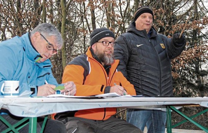Kai Uwe Lang (v.l.), Hartmut Flunkert und Jürgen Scholz leiteten die Holzauktion.