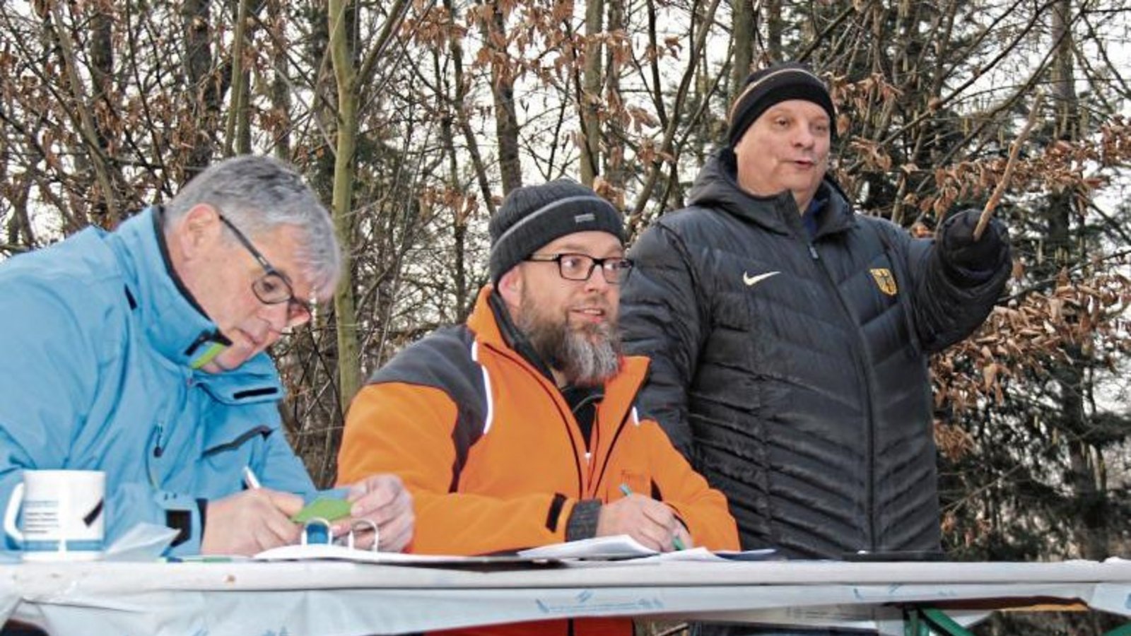 Kai Uwe Lang (v.l.), Hartmut Flunkert und Jürgen Scholz leiteten die Holzauktion. Kai Uwe Lang (v.l.), Hartmut Flunkert und Jürgen Scholz leiteten die Holzauktion.
