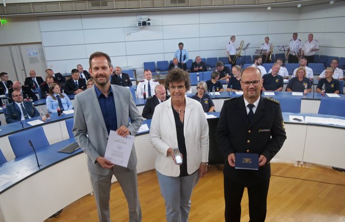 „Es war gigantisch. Sie haben Großartiges geleistet“: Landrat Bastian Rosenau (links), Regierungspräsidentin Sylvia M. Felder und Kreisbrandmeister Carsten Sorg überreichen den Einsatzkräften die Fluthilfemedaille des Landes Rheinland-Pfalz.  <span class='image-autor'>Foto: Friedrich</span>