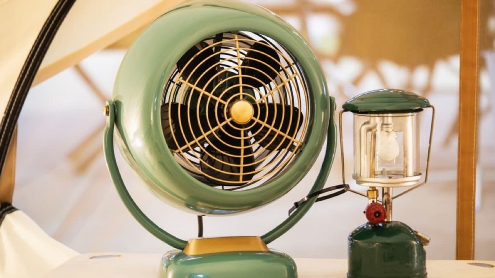 Ventilatoren sorgen für Abkühlung beim Camping.Shutterstock/socrates471