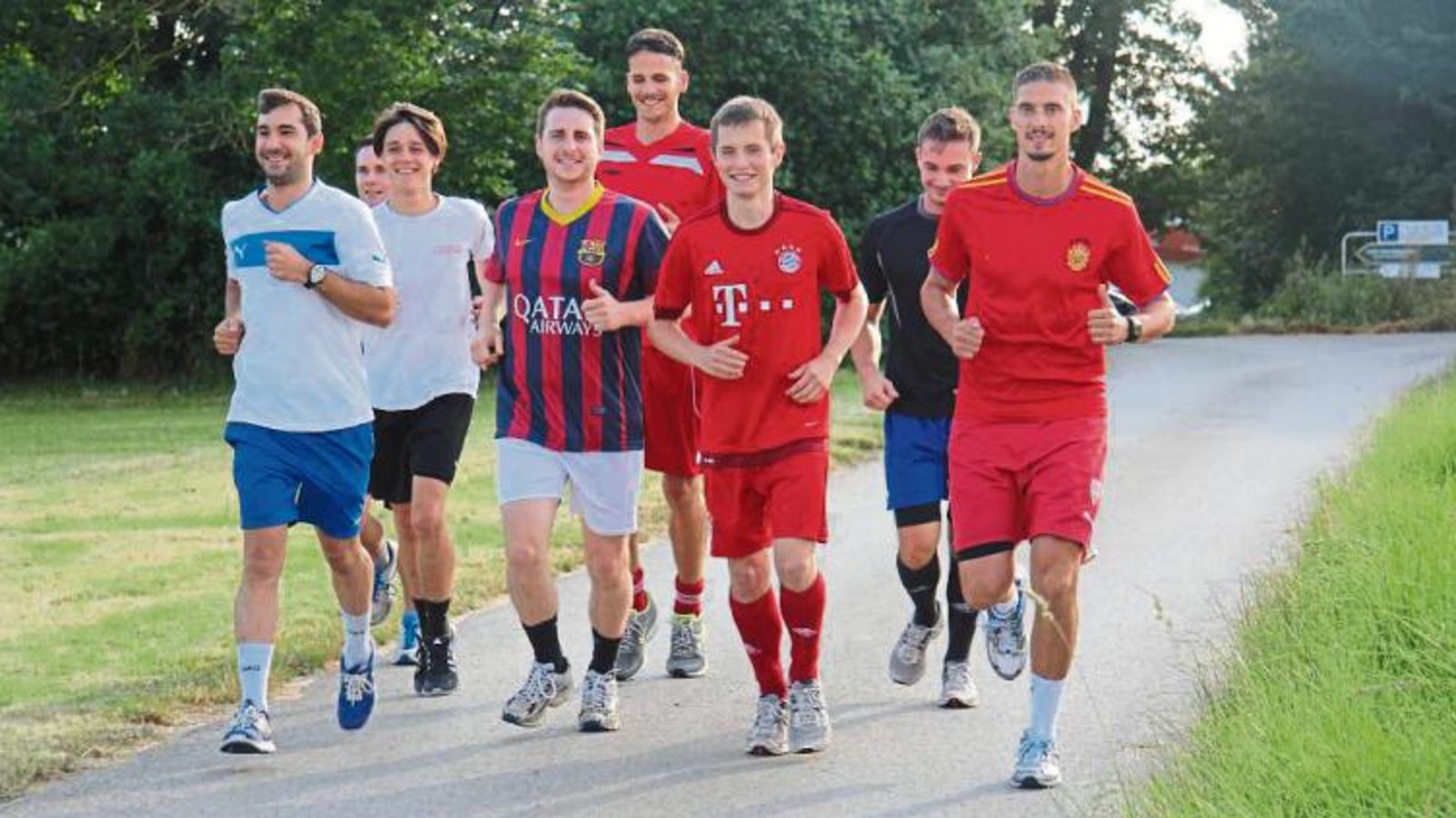 Eingerahmt von den beiden neuen Spielertrainern Roberto Ancona (links) und Marcel Boch (rechts) ging es für die Spieler des TSV Nussdorf beim Trainingsauftakt zum Joggen. Foto: Nachreiner Eingerahmt von den beiden neuen Spielertrainern Roberto Ancona (links) und Marcel Boch (rechts) ging es für die Spieler des TSV Nussdorf beim Trainingsauftakt zum Joggen. Foto: Nachreiner