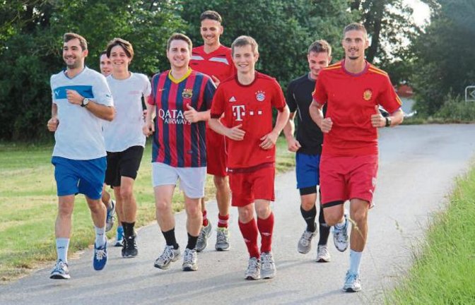 Eingerahmt von den beiden neuen Spielertrainern Roberto Ancona (links) und Marcel Boch (rechts) ging es für die Spieler des TSV Nussdorf beim Trainingsauftakt zum Joggen. Foto: Nachreiner