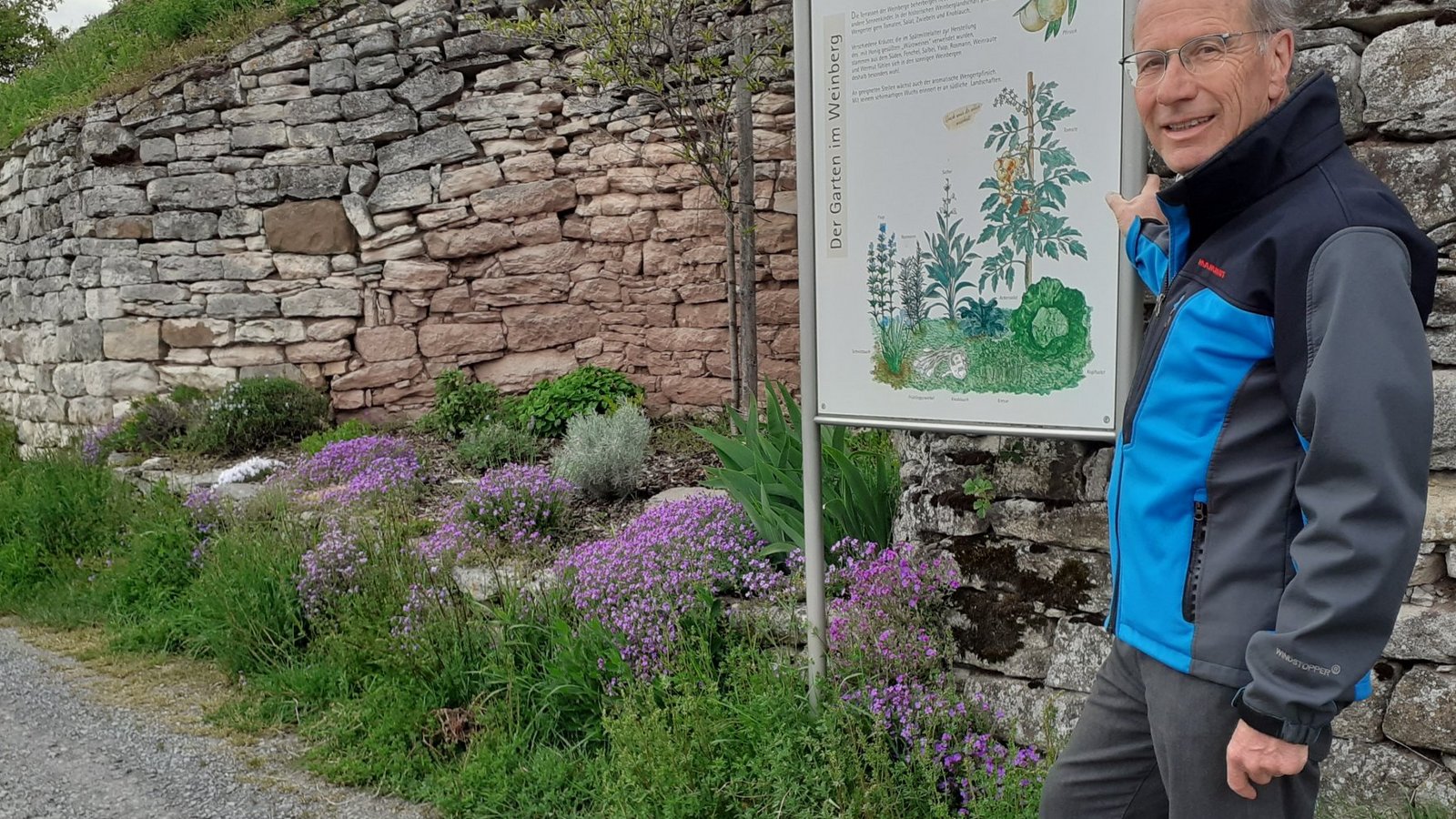 Ochsenbachs Ortsvorsteher Dieter Baum ist froh, dass die Pflege des Gartens am Geigersberg mit Ortschaftsrätin Susanne Collmer auch weiterhin gesichert ist.  Foto: Glemser
