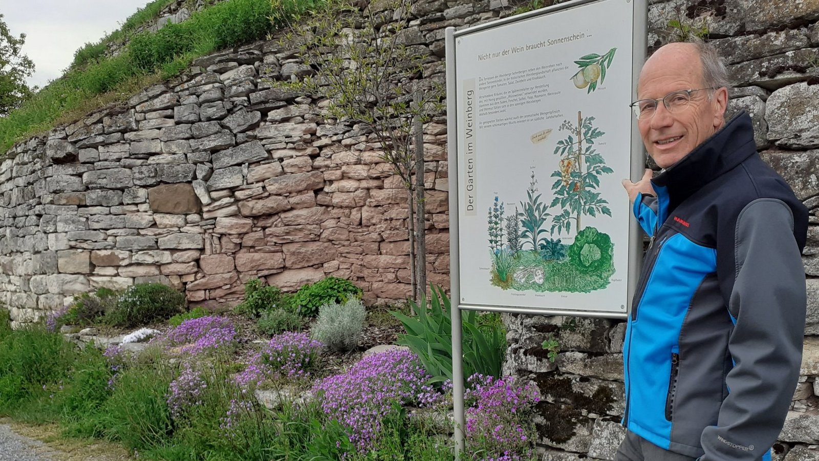 Ochsenbachs Ortsvorsteher Dieter Baum ist froh, dass die Pflege des Gartens am Geigersberg mit Ortschaftsrätin Susanne Collmer auch weiterhin gesichert ist.  Foto: Glemser