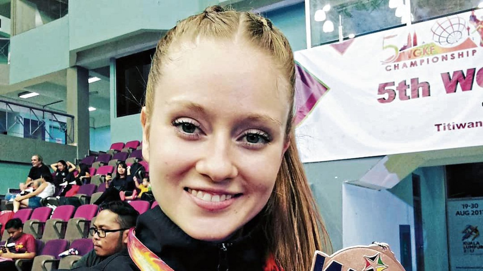 Stolz präsentiert Karateka Lena Mayer ihre Bronzemedaille von der inoffiziellen Goju-Ryu-WM. Foto: privat Stolz präsentiert Karateka Lena Mayer ihre Bronzemedaille von der inoffiziellen Goju-Ryu-WM. Foto: privat