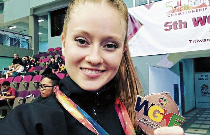 Stolz präsentiert Karateka Lena Mayer ihre Bronzemedaille von der inoffiziellen Goju-Ryu-WM. Foto: privat