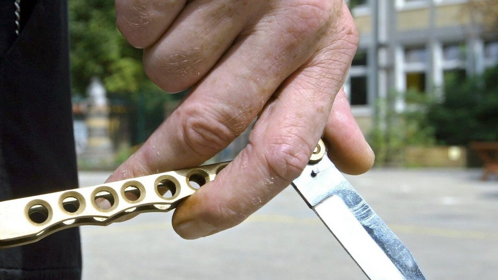 Wegen Angriffen mit einem Messer und abgebrochenen Glasflaschen stehen zwei Heranwachsende vor Gericht. Archivfoto: Ingo Wagner/dpa