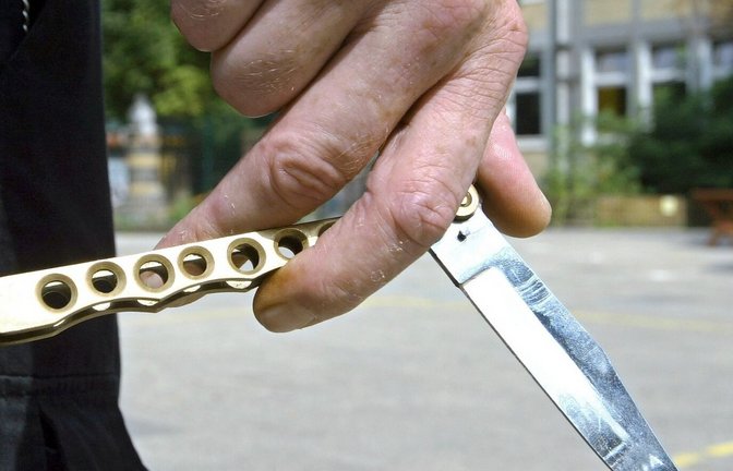 Wegen Angriffen mit einem Messer und abgebrochenen Glasflaschen stehen zwei Heranwachsende vor Gericht. Archivfoto: Ingo Wagner/dpa