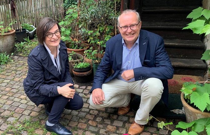 Initiator Thomas Reusch-Frey (rechts) vor einem Stolperstein. Foto: p