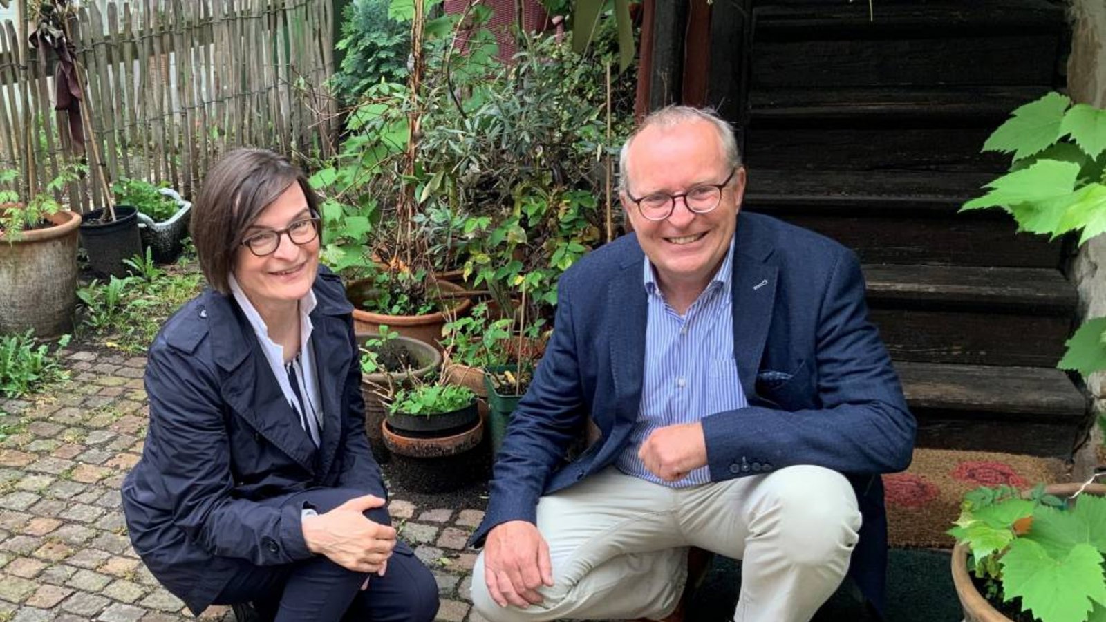 Initiator Thomas Reusch-Frey (rechts) vor einem Stolperstein. Foto: p Initiator Thomas Reusch-Frey (rechts) vor einem Stolperstein. Foto: p