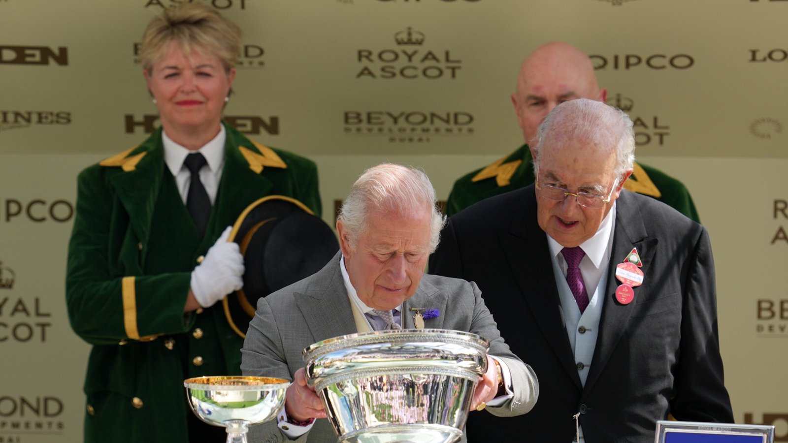 Der britische König Charles III. überreicht die Trophäen nach dem «King Charles III Stakes» am ersten Tag des Royal Ascot auf der Pferderennbahn von Ascot in Berkshire.Foto: picture alliance/dpa/AP | Kin Cheung Der britische König Charles III. überreicht die Trophäen nach dem «King Charles III Stakes» am ersten Tag des Royal Ascot auf der Pferderennbahn von Ascot in Berkshire.Foto: picture alliance/dpa/AP | Kin Cheung