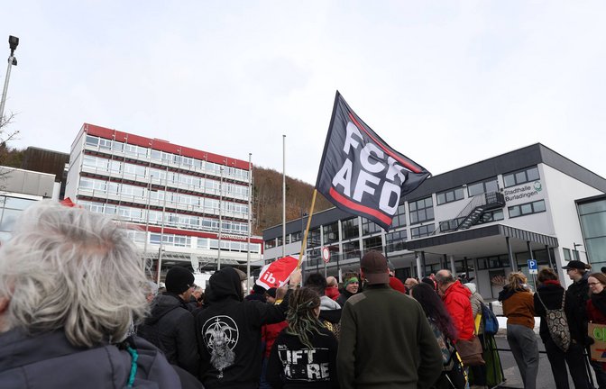 Proteste gegen ein Treffen von Mitgliedern des rechten Flügels der AfD in Burladingen im Jahr 2019. (Symbolbild)<span class='image-autor'>Foto: imago//Jan Zawadil</span>