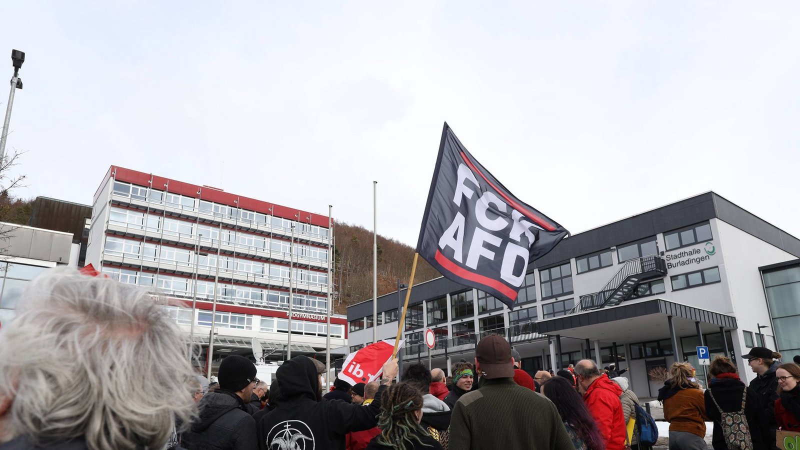 Proteste gegen ein Treffen von Mitgliedern des rechten Flügels der AfD in Burladingen im Jahr 2019. (Symbolbild)Foto: imago//Jan Zawadil Proteste gegen ein Treffen von Mitgliedern des rechten Flügels der AfD in Burladingen im Jahr 2019. (Symbolbild)Foto: imago//Jan Zawadil