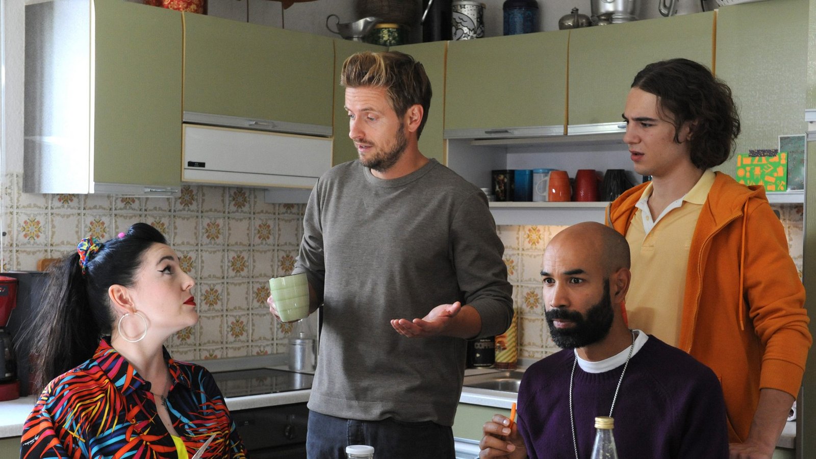 Von links: Tina (Anita Eichhorn), Lasse (Jörn Schlönvoigt), Naveen (Markus Subramaniam), Till (Marinus Hohmann).Foto: BR/Marco Orlando Pichler Von links: Tina (Anita Eichhorn), Lasse (Jörn Schlönvoigt), Naveen (Markus Subramaniam), Till (Marinus Hohmann).Foto: BR/Marco Orlando Pichler