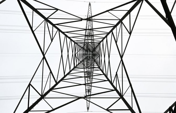 Ein Strommast einer Überlandleitung im baden-württembergischen Magstadt.<span class='image-autor'>Foto: Bernd Weißbrod/dpa</span>