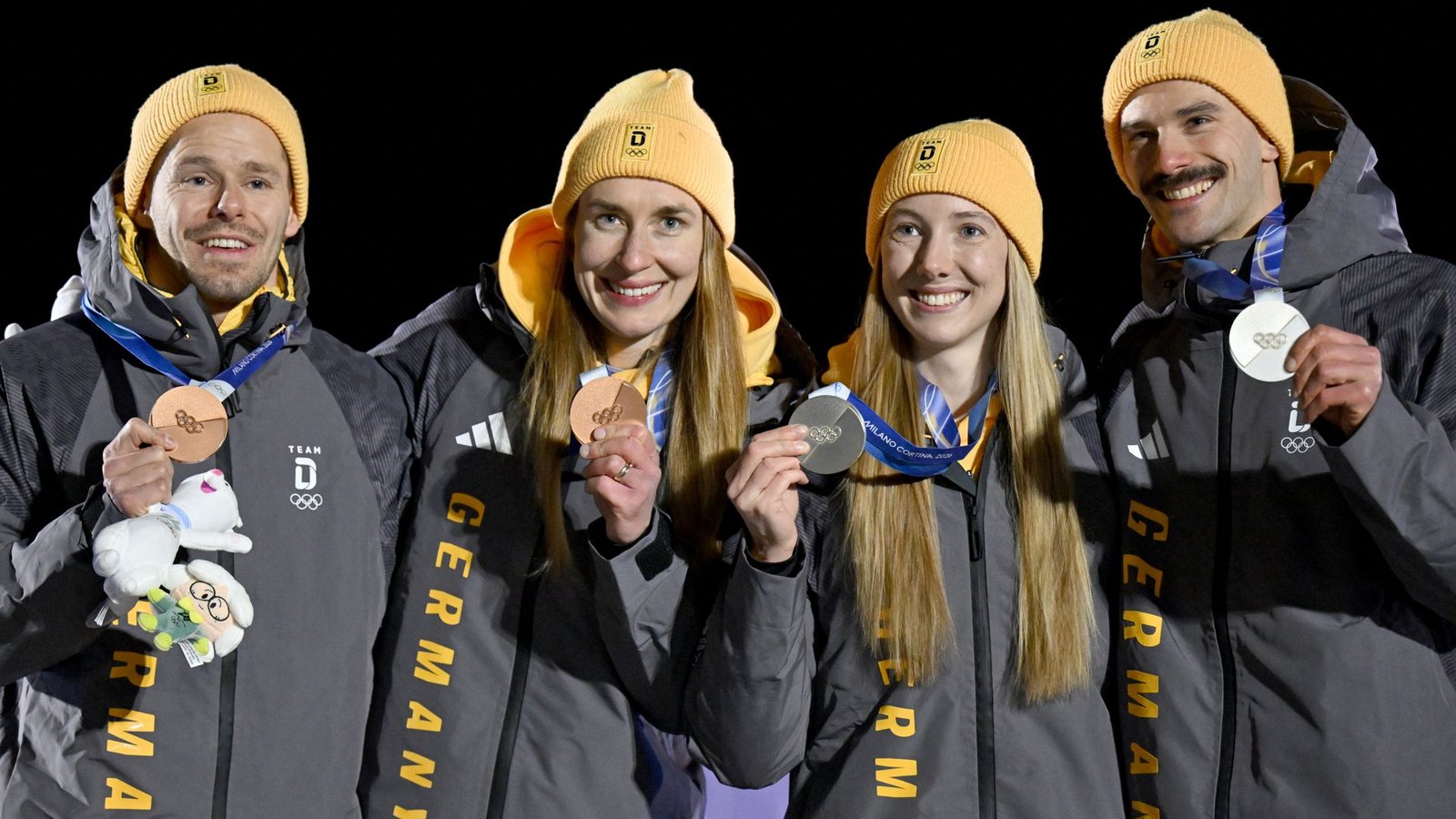 Die deutschen Skeleton-Teams Christopher Grotheer/Jacqueline Pfeifer und Susanne Kreher/Axel Jungk (v. li.).Foto: Robert Michael/dpa
