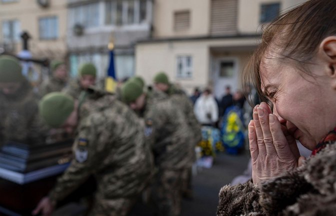 Einer der Schwerpunkte russischer Angriffe ist die Umgebung der Kleinstadt Awdijiwka. Dort ist der ukrainische Oberleutnant Wolodymyr Golubnychyi gefallen, der nun in Kiew beerdigt wurde.<span class='image-autor'>Foto: Evgeniy Maloletka/AP</span>