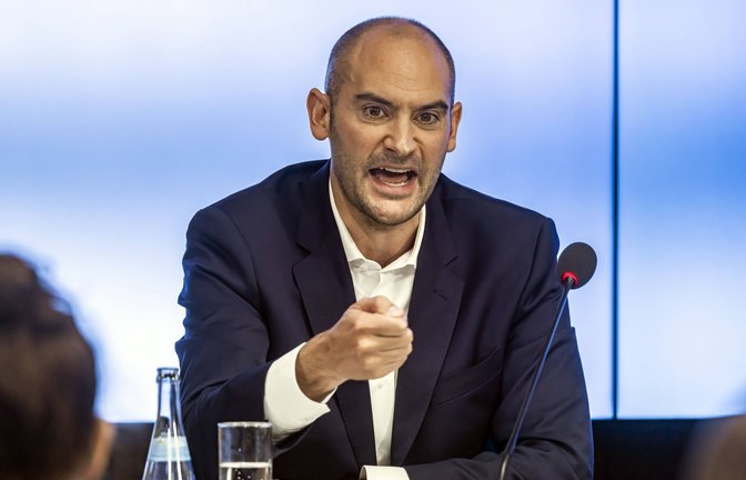 Finanzminister Danyal Bayaz (Grüne) verteidigte den Teilverkauf am Mittwoch im Landtag.<span class='image-autor'>Foto: IMAGO/Arnulf Hettrich/IMAGO/Arnulf Hettrich</span>