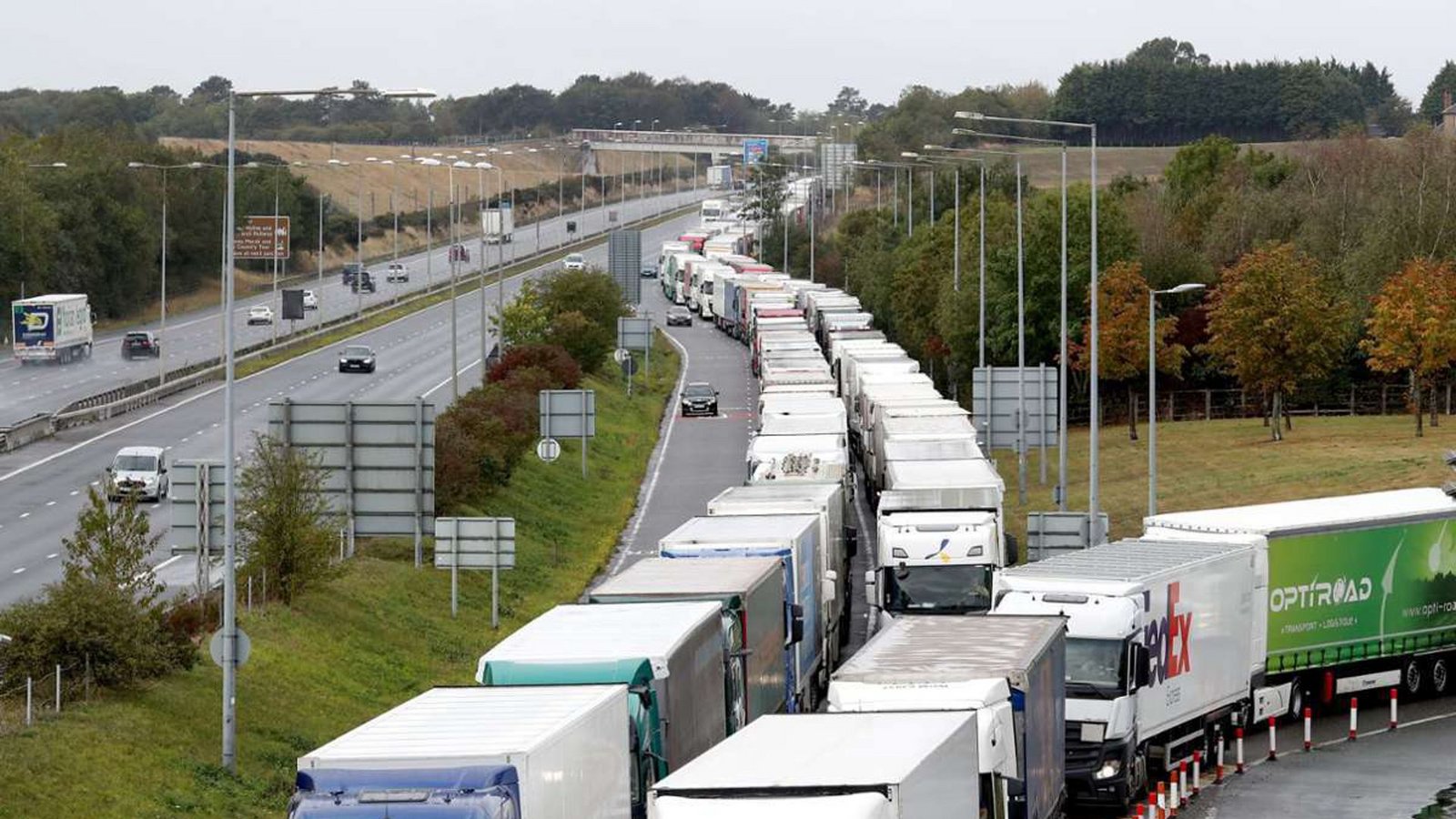 Schwerlastverkehr ist nicht nur eine Belastung für die Umwelt, sondern schädigt mit 95 dB auch massiv das Gehör.Foto: Gareth Fuller/PA Wire/dpa Schwerlastverkehr ist nicht nur eine Belastung für die Umwelt, sondern schädigt mit 95 dB auch massiv das Gehör.Foto: Gareth Fuller/PA Wire/dpa