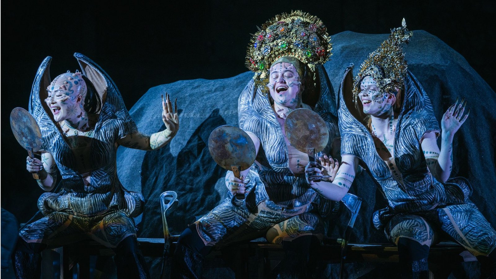 Von links: Die Rheintöchter: Yajie Zhang (Wellgunde), Jess Dandy (Floßhilde), Louise Foor (Woglinde)Foto: Osterfestspiele Salzburg/Frol Podlesnyi Von links: Die Rheintöchter: Yajie Zhang (Wellgunde), Jess Dandy (Floßhilde), Louise Foor (Woglinde)Foto: Osterfestspiele Salzburg/Frol Podlesnyi