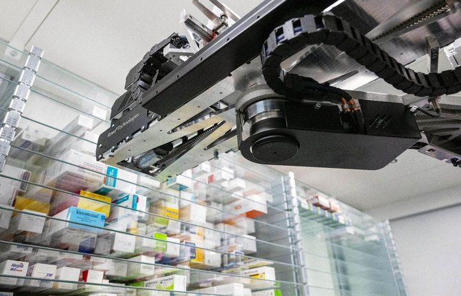Ein Automat sucht in einer Apotheke ein Medikament für einen Kunden aus dem Warenlager heraus.<span class='image-autor'>Foto: Pia Bayer/dpa</span>