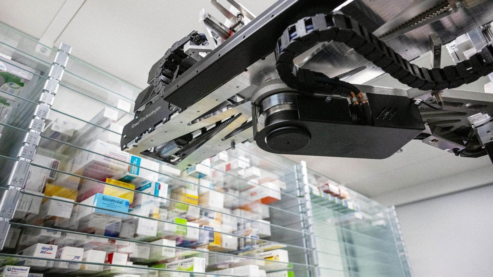 Ein Automat sucht in einer Apotheke ein Medikament für einen Kunden aus dem Warenlager heraus.Foto: Pia Bayer/dpa