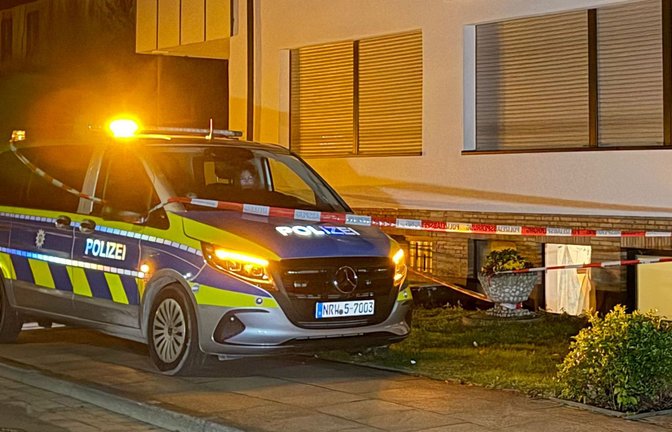 Polizei am Einsatzort: In Bielefeld ist die Leiche einer 28-jährigen Frau entdeckt worden.<span class='image-autor'>Foto: Christian Müller/dpa/Christian Müller</span>