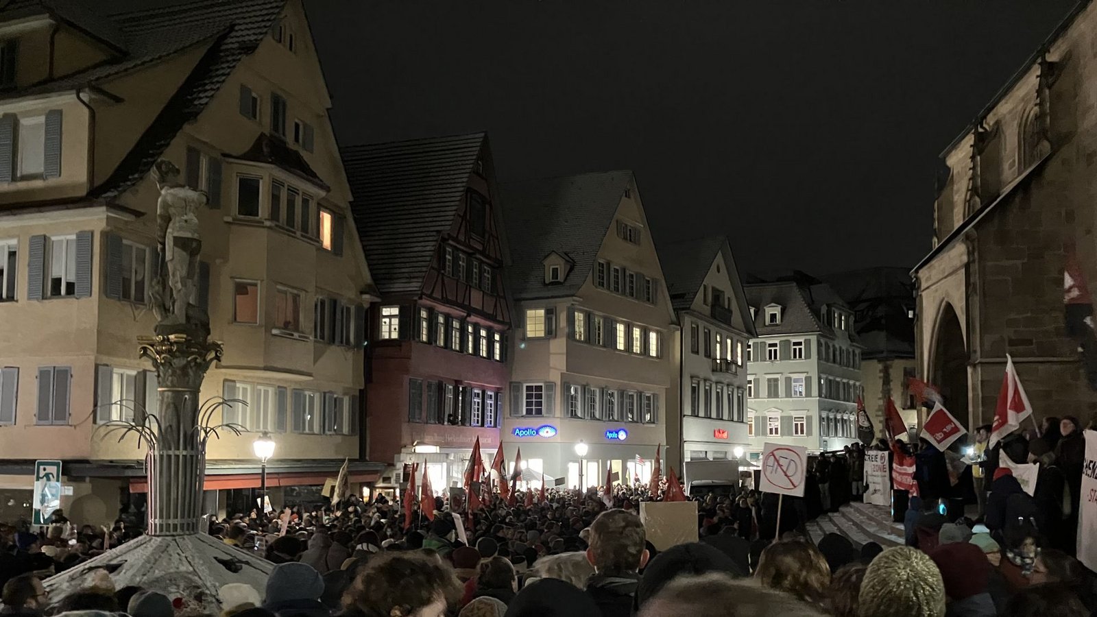 Der Platz vor der Tübinger Stiftskirche war am Montagabend so gefüllt, dass sich die Menschen auch in den angrenzenden Gassen sammelten.Foto: /Florian Dürr Der Platz vor der Tübinger Stiftskirche war am Montagabend so gefüllt, dass sich die Menschen auch in den angrenzenden Gassen sammelten.Foto: /Florian Dürr