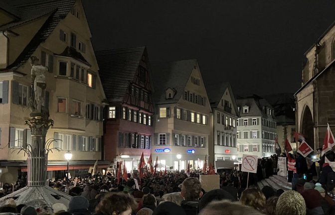Der Platz vor der Tübinger Stiftskirche war am Montagabend so gefüllt, dass sich die Menschen auch in den angrenzenden Gassen sammelten.<span class='image-autor'>Foto: /Florian Dürr</span>