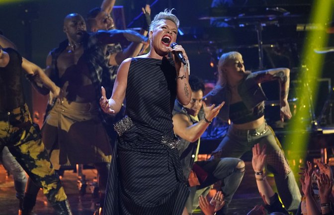 Sängerin P!NK steht seit fast 25 Jahren auf der Bühne. Auch bei den iHeartRadio Music Awards konnte sie die Zuschauenden wieder mit ihrer Performance begeistern.<span class='image-autor'>Foto: dpa/Chris Pizzello</span>