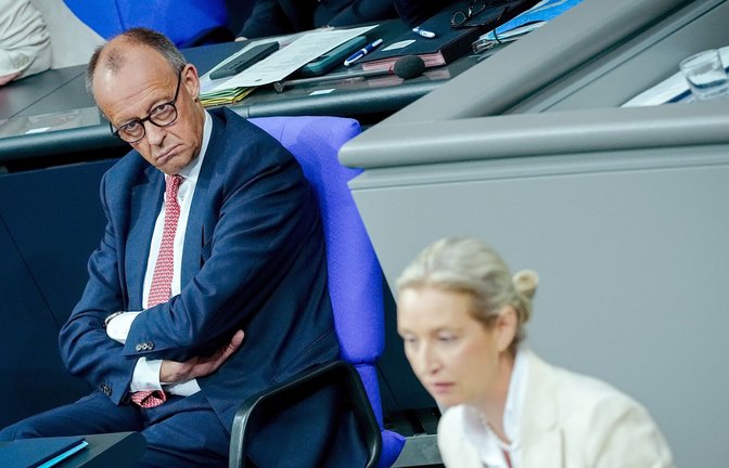 Merz kurz vor seiner Rede bei der Generaldebatte im Bundestag – eröffnen durfte AfD-Chefin Alice Weidel.<span class='image-autor'>Foto: Kay Nietfeld/dpa</span>