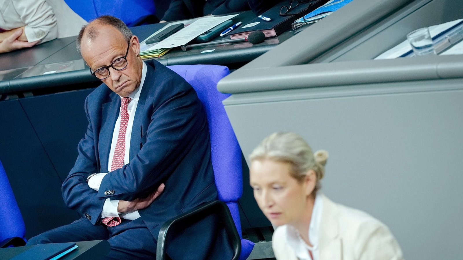Merz kurz vor seiner Rede bei der Generaldebatte im Bundestag – eröffnen durfte AfD-Chefin Alice Weidel.Foto: Kay Nietfeld/dpa Merz kurz vor seiner Rede bei der Generaldebatte im Bundestag – eröffnen durfte AfD-Chefin Alice Weidel.Foto: Kay Nietfeld/dpa