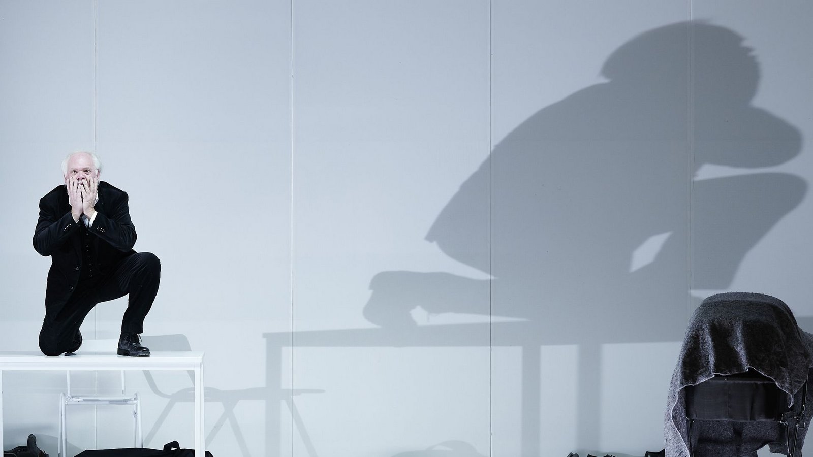 Die deutsche Geschichte wirft in der Neuproduktion von Wagners Oper „Die Meistersinger“ in Stuttgart schwere Schatten. Szene mit Martin Gantner als Hans SachsFoto: Matthias Baus