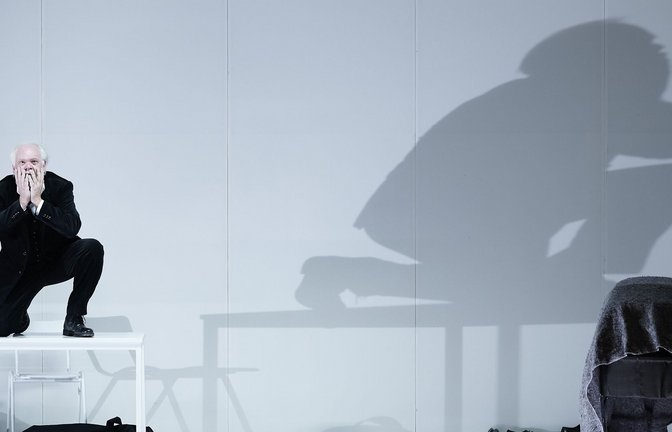 Die deutsche Geschichte wirft in der Neuproduktion von Wagners Oper „Die Meistersinger“ in Stuttgart schwere Schatten. Szene mit Martin Gantner als Hans Sachs<span class='image-autor'>Foto: Matthias Baus</span>