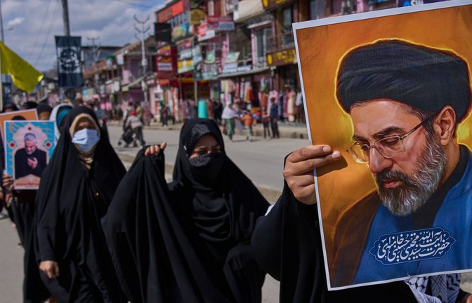 Schiitische Muslime halten ein Konterfei von Modschtaba Chamenei, Irans neuem Religionsführer und Staatsoberhaupt.<span class='image-autor'>Foto: Dar Yasin/AP/dpa/Dar Yasin</span>
