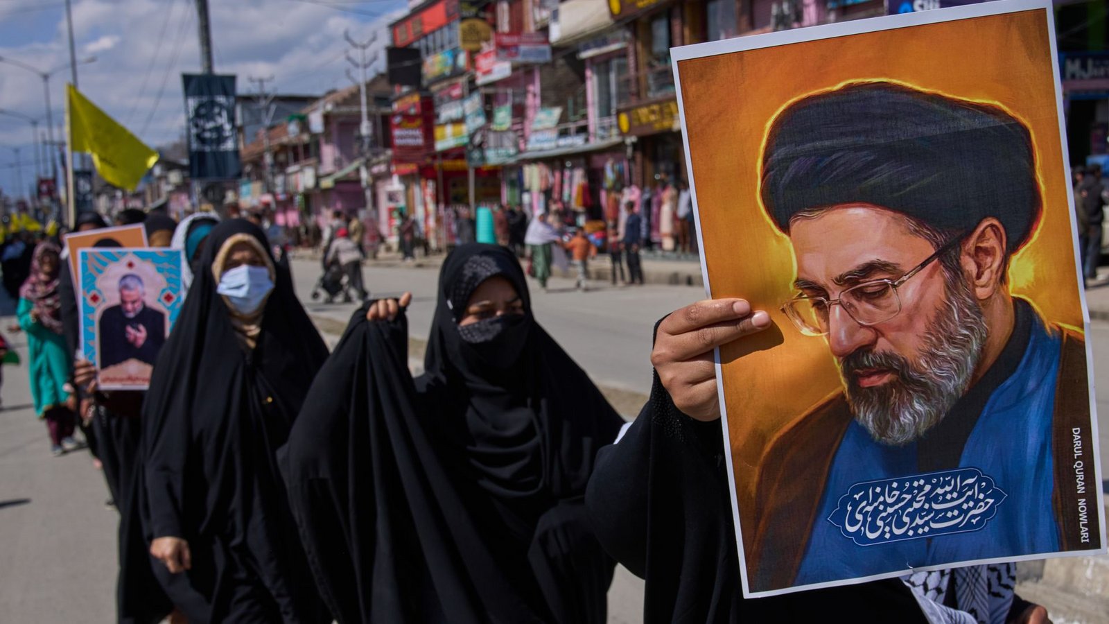 Schiitische Muslime halten ein Konterfei von Modschtaba Chamenei, Irans neuem Religionsführer und Staatsoberhaupt.Foto: Dar Yasin/AP/dpa/Dar Yasin