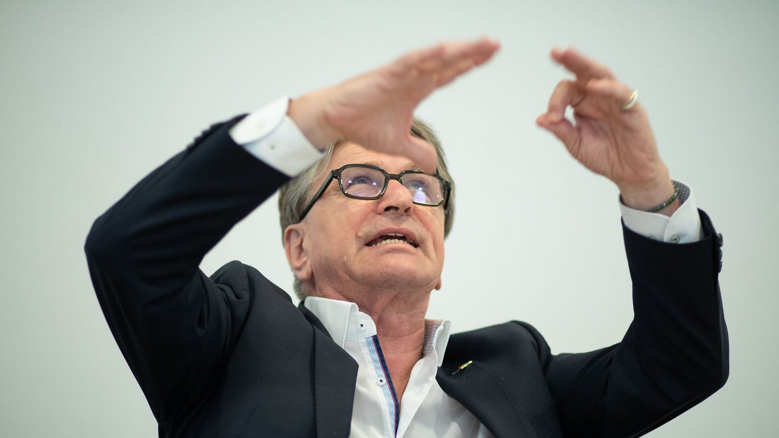 Manfred Lucha erläutert seine Ideen zur Krankenversicherung.Foto: Lichtgut/Leif Piechowski Manfred Lucha erläutert seine Ideen zur Krankenversicherung.Foto: Lichtgut/Leif Piechowski