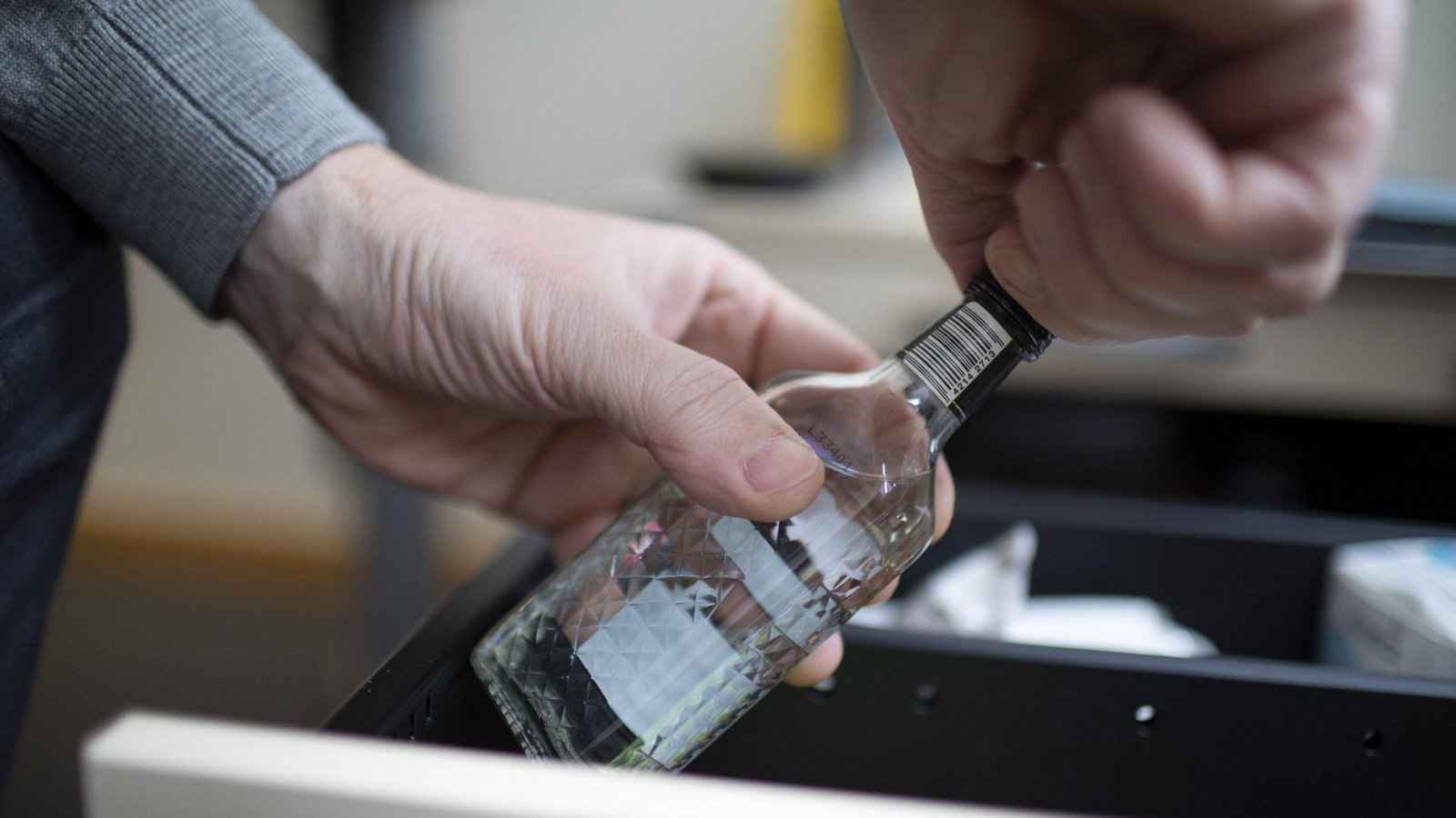 Die Zahl der Alkoholsüchtigen im Job stieg in den vergangenen Jahren deutlich.Foto: imago images/Ute Grabowsky/photothek